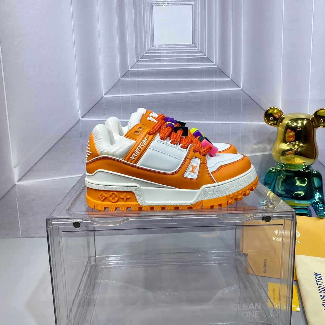 👟👟Ex-factory price 840 𝙇𝙑 𝟐𝟎𝟐4/𝐒𝐒 𝐧𝐞𝐰 Louis Vuitton catwalk skateboard shoes are popular, LOUIS VUITTON Trainer is undoubtedly one of the most successful Sneakers launched by luxury brands, but the pace of exploration will not stop. LOUISVUITTON will also bring a new series of skateboard shoes in the spring of 2023. The new series in the picture returns to the 90s Chunky Skate Shoes bread shoes, with leather and mesh uppers. The fat silhouette and thick shoelaces are very eye-catching. It is expected to have quite a few colors like the Trainer. Judging from the previous DIOR show skate shoes, this chunky style may be even stronger next year. Size: Female 35-40 Male 39-46